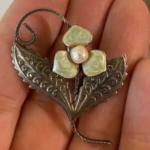 🌿 Vintage Floral Brooch with Faux Pearl & Enamel Leaves